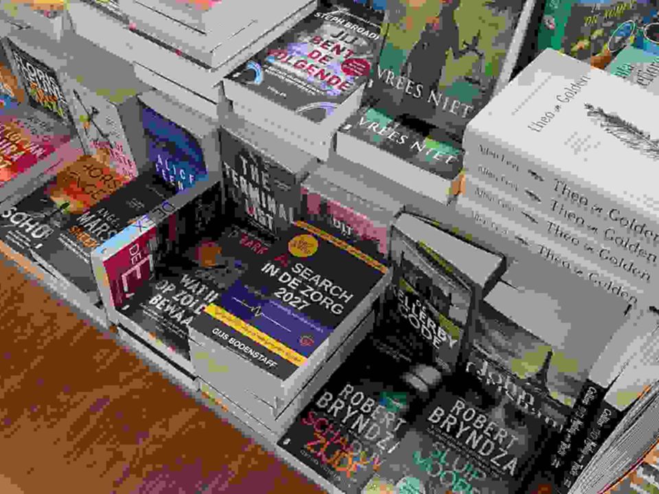Boekentafel in een Primera-filiaal met AI Search in de Zorg 2027 van Gijs Bodenstaff, handboek over GEO en AI voor zorgaanbieders